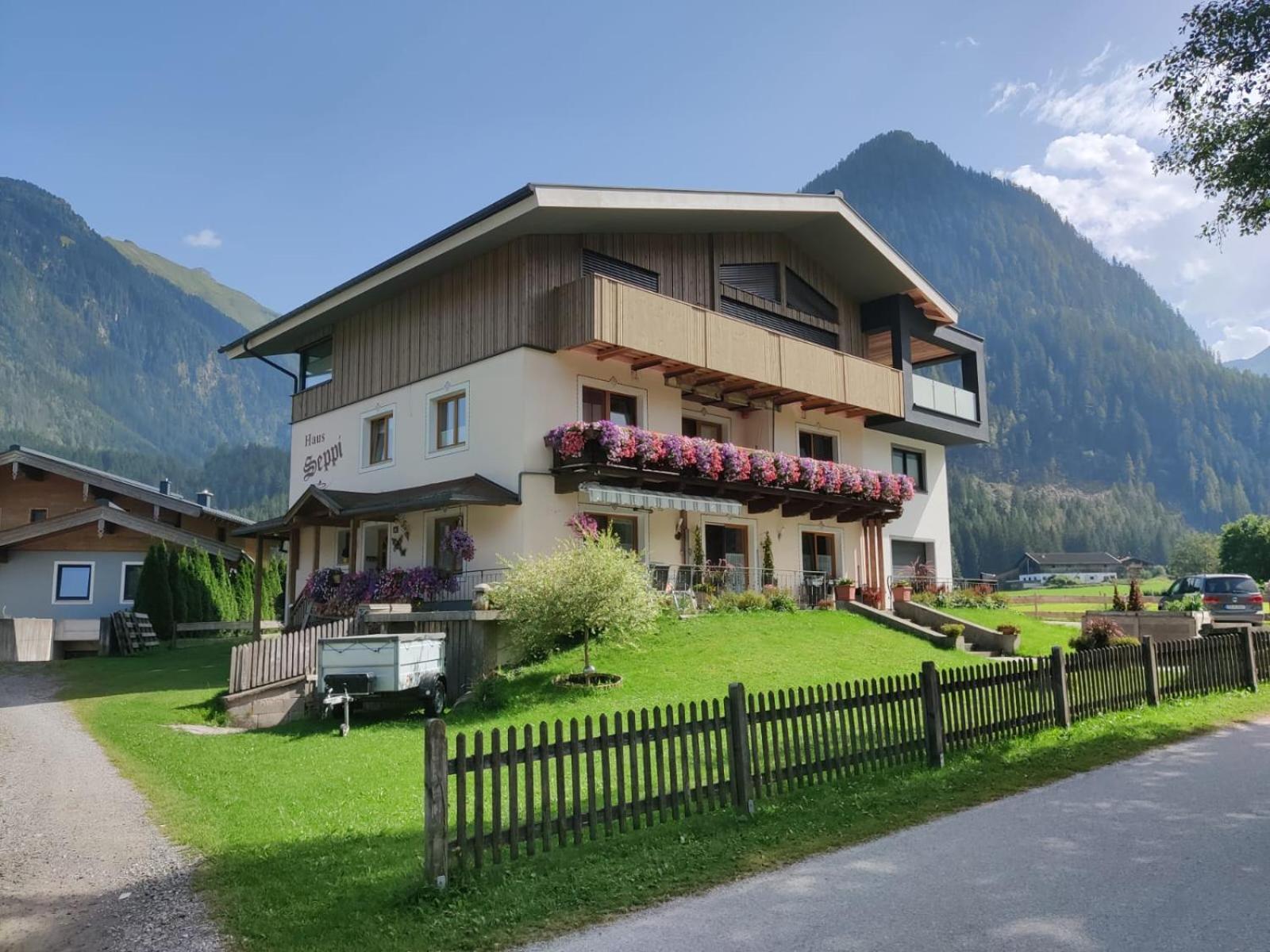 Haus Seppi Hotel Neukirchen am Grossvenediger Exterior photo