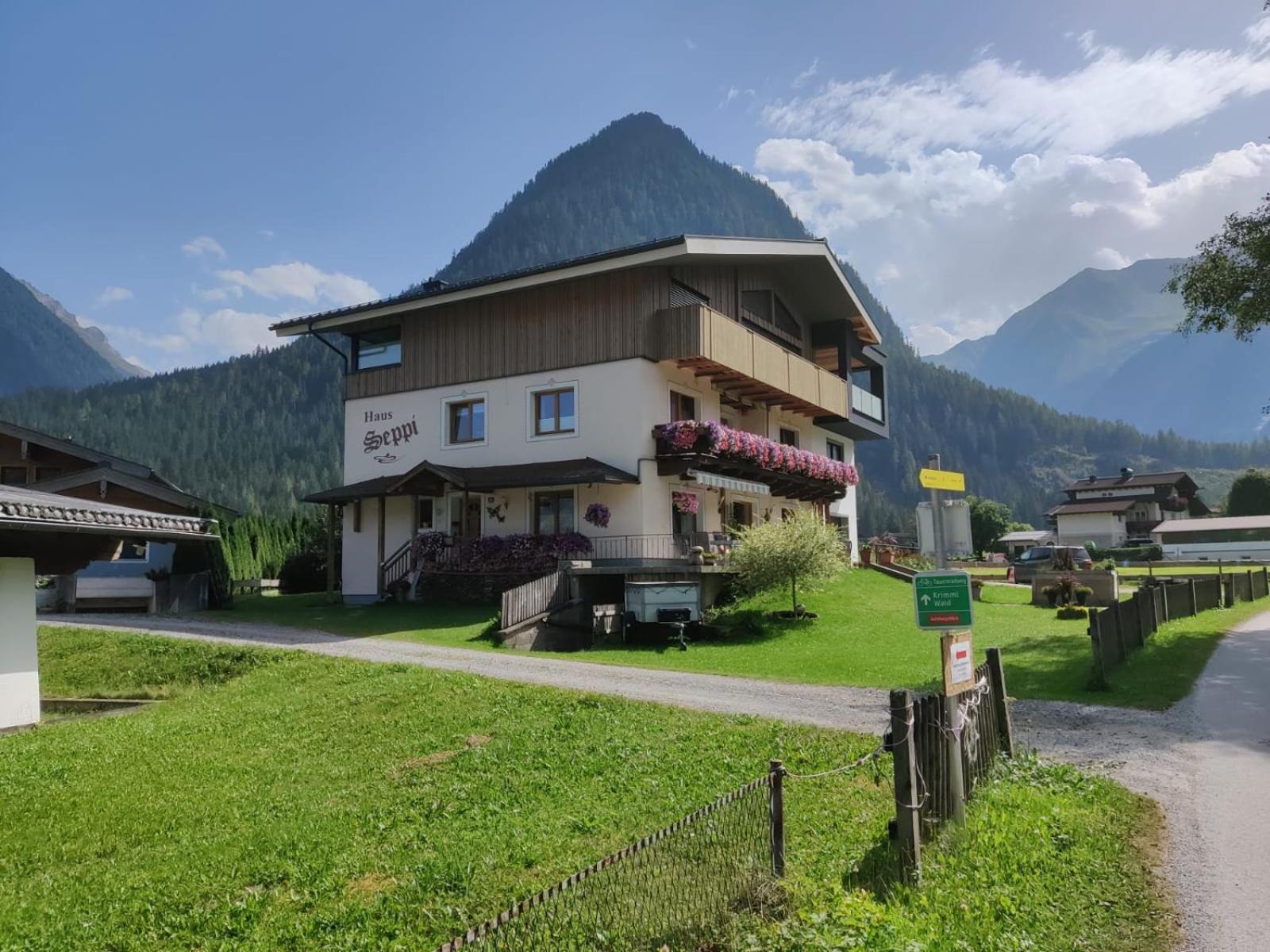 Haus Seppi Hotel Neukirchen am Grossvenediger Exterior photo