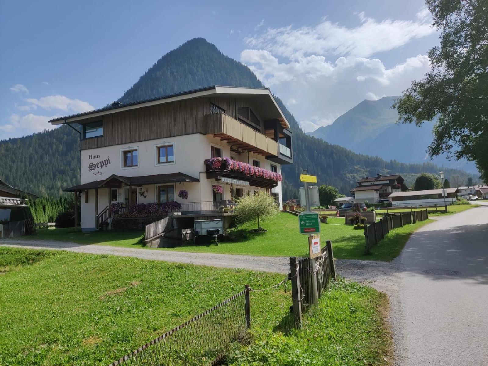 Haus Seppi Hotel Neukirchen am Grossvenediger Exterior photo